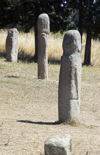 Statues-menhirs Filitosa II, TappaI, Filitosa I. Provenant de divers endroits aux environs du site, leur alignement n'est pas originel. Statues-menhirs Filitosa II, TappaI, Filitosa I. Provenant de divers endroits aux environs du site, leur alignement n'est pas originel.